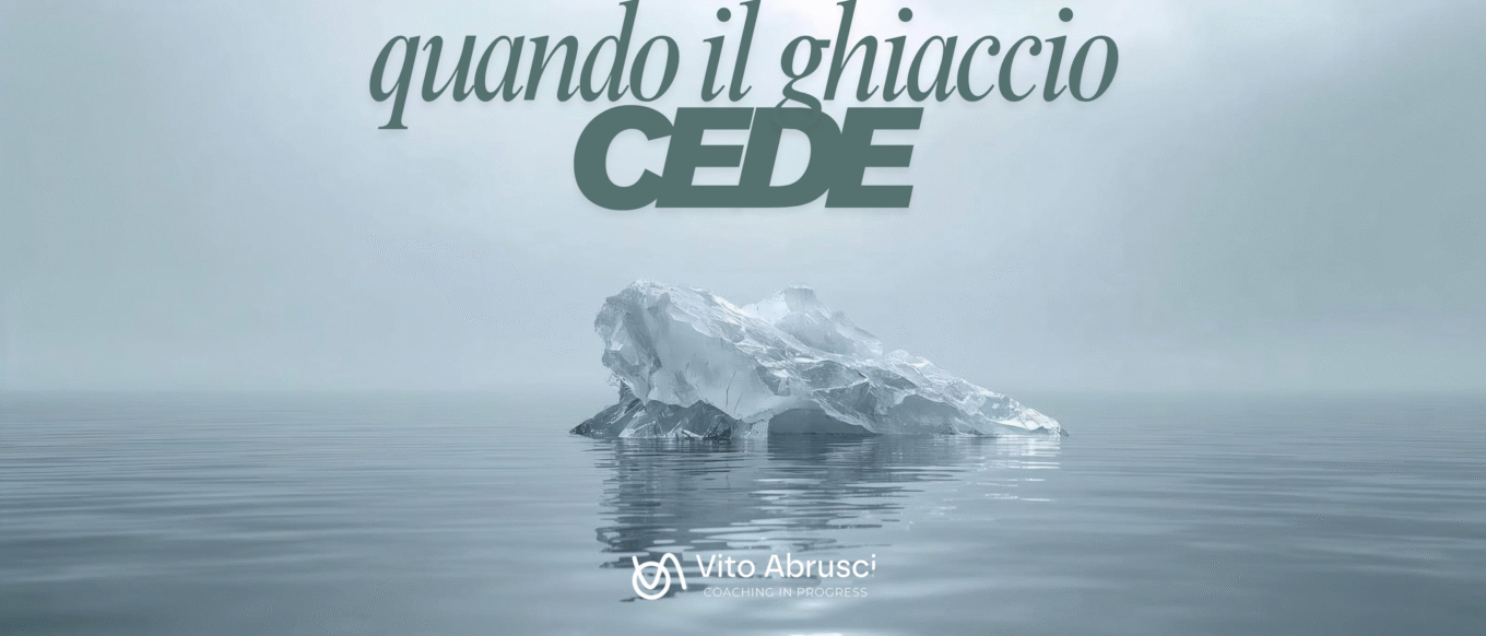 Blocco di ghiaccio che si scioglie in un mare calmo, simbolo dei team sotto pressione.