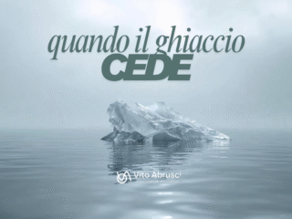 Blocco di ghiaccio che si scioglie in un mare calmo, simbolo dei team sotto pressione.