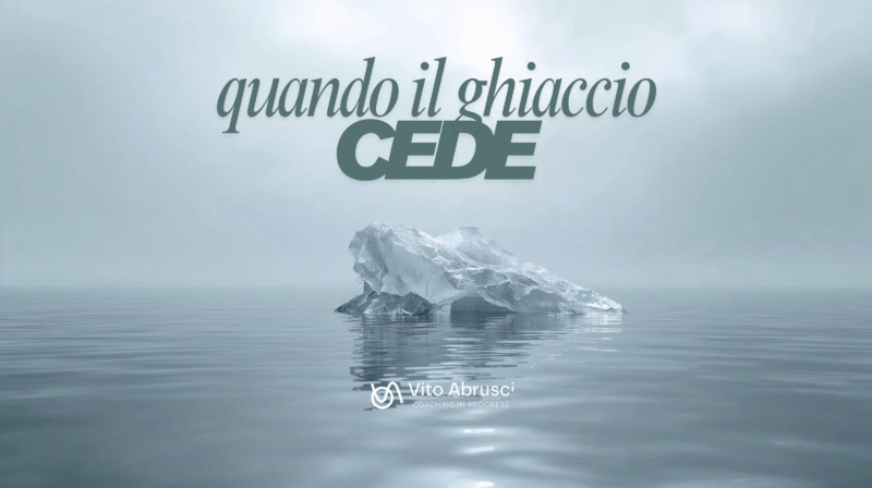 Blocco di ghiaccio che si scioglie in un mare calmo, simbolo dei team sotto pressione.