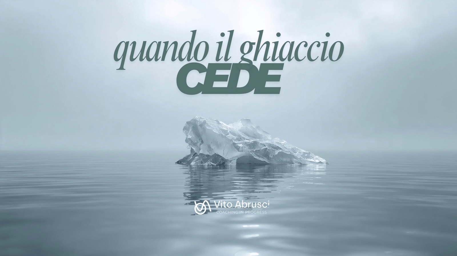 Blocco di ghiaccio che si scioglie in un mare calmo, simbolo dei team sotto pressione.